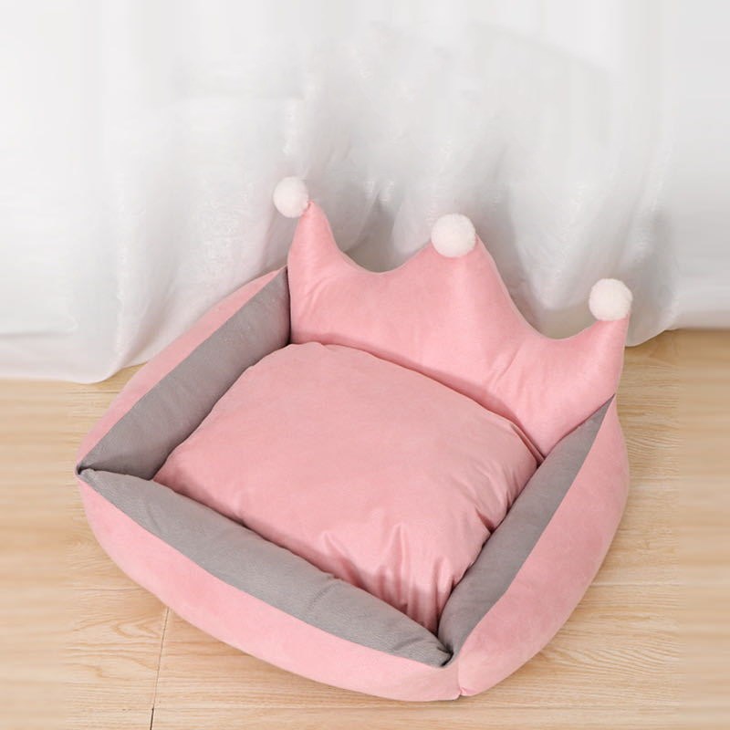 Scratch-Resistant Crown Dog Bed
